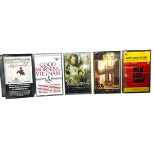 多数の映画サウンドトラックのビンテージカセット、オリジナルのレトロなアナログテープカートリッジ、象徴的なアルバム、希少なコレクターズアイテム