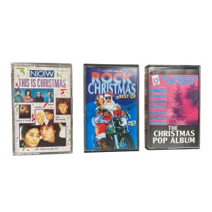 クリスマスのさまざまなアーティストのビンテージカセット、オリジナルの 1990 年代のレトロなアナログテープカートリッジ、クリスマスのお祝いアルバム、収集価値のある掘り出し物