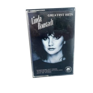 リンダ・ロンシュタットのグレイテスト・ヒッツ・ヴィンテージ・カセット、1980年代オリジナル・レトロ・アナログ・テープ・カートリッジ、象徴的なアメリカのアルバム、希少なコレクターズアイテム