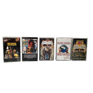 マイケル・ジャクソンのヴィンテージカセット複数本、1980年代/90年代のオリジナルレトロアナログテープカートリッジ、アメリカの象徴的なアルバム、希少なコレクターズアイテム