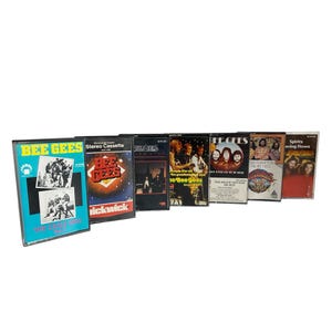 ビージーズのさまざまなビンテージカセットアルバム、1970年代のオリジナルレトロアナログテープカートリッジ、象徴的な英国のアルバム、希少な収集品