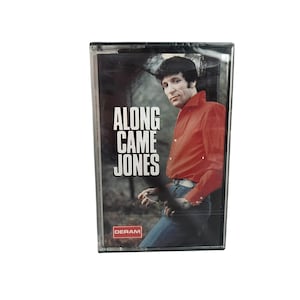 未開封のトム・ジョーンズ「アロング・カム・ジョーンズ」ヴィンテージカセット、オリジナル 1965 年代レトロアナログテープカートリッジ、象徴的なイギリスのアルバム、希少なコレクターズアイテム