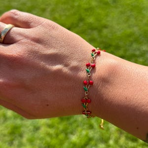 Bracelet cerise avec extension de 4 cm | Bracelet à maillons motif cerise en acier inoxydable, argent ou or | Bracelet de cheville | Cerises | Pochette à bijoux rose