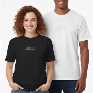 Op de afbeelding: Twee T-shirts, een zwarte en een witte, met de tekst "JOSHUA 19" in kleine letters bovenaan in het midden. Daaronder staat extra tekst in kleinere letters. De shirts worden door twee personen gedragen.