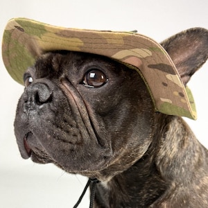 Könnte beinhalten: Rustikales Holzschild mit dem weißen Schriftzug "Welcome to our home". Das Schild hat eine Used-Optik und ein schlichtes, einladendes Design für die Dekoration.