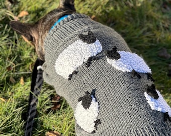 Handgestricktes Hundepullover mit 3D Schäfchen - Custom Fit aus Wollgemisch