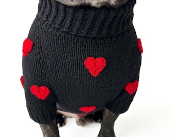 Maglione nero per cani con cuori rossi: misto lana su misura