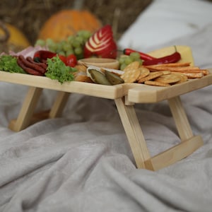 Mesa de picnic plegable, mesa de vino de madera, mesa de picnic de vino personalizada, bandeja de cama plegable, regalo para amantes del vino, regalo para parejas, regalo de vino, vino y queso