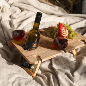 Mesa de picnic de madera con porta copas de vino, regalo para amantes del vino, regalo personalizado, tabla de charcutería, mesa de vino, mesa de vino y queso, cita