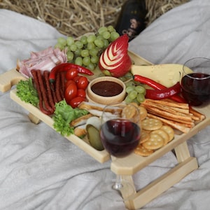 Mesa de vino de madera plegable, mesa de picnic personalizada, mesa de vino plegable, bandeja de cama, regalo para amantes del vino, regalo para parejas, regalo de vino, vino y queso