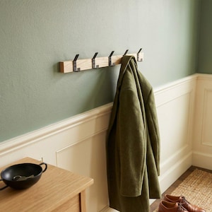 Wandhänger, wählbare Farbe, nordischer Flurorganizer. Maßgefertigter Kleiderbügel aus Esche mit Metallhaken.
