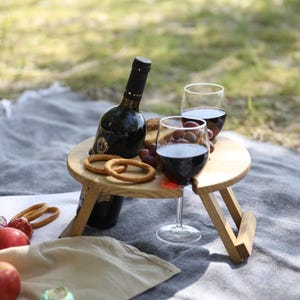Mesa de vino plegable, mesa de picnic compacta y portátil personalizada, regalo para parejas, regalo de Navidad para amantes del vino, mesa de madera, Black Friday, mesa de madera