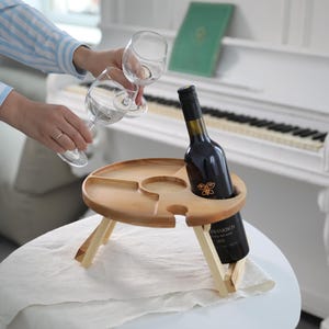 Mesa de vino plegable, portátil y compacta, ideal para Navidad, ideal para amantes del vino. Mesa de madera con secciones. Viernes Negro.