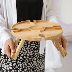 Mesa de vino plegable, portátil y compacta, ideal para Navidad, ideal para amantes del vino. Mesa de madera con secciones. Viernes Negro.