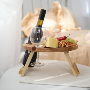 Mesa de vino plegable, portátil y compacta, ideal para Navidad, ideal para amantes del vino. Mesa de madera con secciones. Viernes Negro.