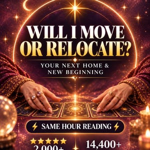 Può includere: Una grafica digitale per PsychicAlda con il testo WILL I MOVE OR RELOCATE? YOUR NEXT HOME & NEW BEGINNING. L'immagine mostra carte dei tarocchi, una sfera di cristallo e candele su uno sfondo stellato viola scuro con accenti dorati.
