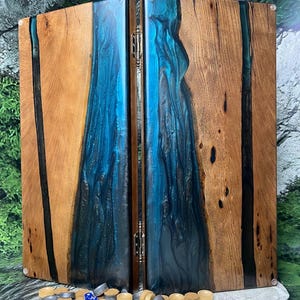 Puede incluir: Un letrero de madera rústica con el texto "Welcome to our home" en letras blancas. El letrero presenta un acabado envejecido y un diseño simple y acogedor, ideal para un porche o entrada.