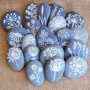Handmålade stenar - Småstenar med blom- och botaniska motiv - vita svarta teckningar, blommor, växter, originell dekor, meditationsstenar, present