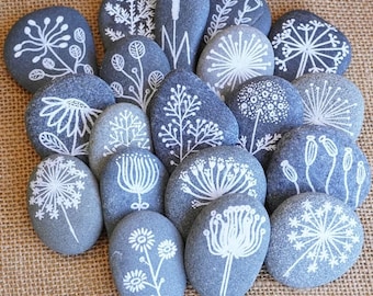 Handgeschilderde stenen - kiezelstenen met bloemenbotanische motieven - witte zwarte tekeningen, bloemen, planten, origineel decor, meditatiestenen, cadeau