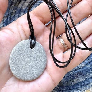 Colar simples unissex com seixos do mar - pingente de seixo natural de praia, pingente de pedra, colar de pedra, joias zen, pingente de seixo de praia, joias de pedra