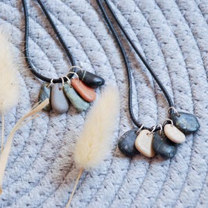 Handgemachte Boho Sea Pebble Halskette - natürlicher Strand Kies Anhänger Stein Charme Rock Halskette Zen Schmuck Strand Kies Anhänger Stein Schmuck