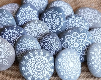 Mandala in bianco e nero - rocce dipinte a mano, motivo mandala su ciottoli di mare, pietra da meditazione, arte dei puntini di roccia, regalo decorativo unico, giardino zen