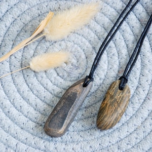 Colar simples unissex com seixos do mar - pingente de seixo natural de praia, pingente de pedra, colar de pedra, joias zen, pingente de seixo de praia, joias de pedra