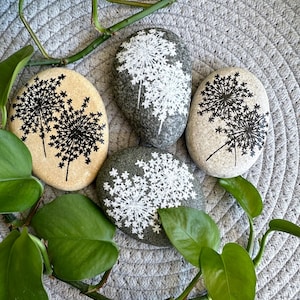 Handmålade småsten - Vita eller svarta maskrosor på havssten - handgjord dekor, unik gåva, heminredningsdetaljer, naturliga blommotiv