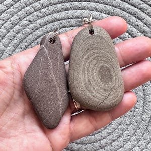 Simple Unisex Sea Pebble Keychain - natural beach rock pendant, stone charm, Zen jewellery beach, pebble pendant, stone accessories, eco friendly gift, thoughtful present, men and women nature inspired creations, one of a kind present for loved ones, anniversary, birthday gift, thoughtful handmade gift, small gesture gift, genuine sea treasures, original gift, on of a kind creation, extraordinary handmade present