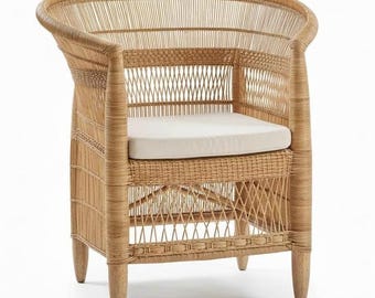 Fauteuil Malawi – Authentique fauteuil traditionnel du Malawi, fabriqué à la main en rotin et en bois dans la savane africaine, pièce exclusive et artisanale.