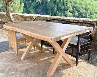 Sabana table made of solid acacia wood | Natural edge and crossed legs | Handcrafted table for 4 or 8 people
