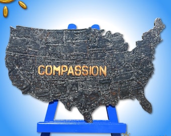 Carte des États-Unis gravée à l'énergie solaire : « COMPASSION » par Sunscribes™