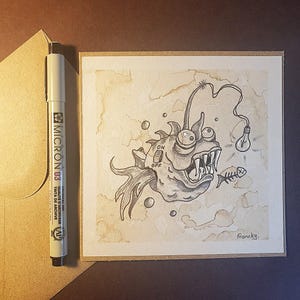Carte artistique Poisson des Abysses – Illustration originale à l’encre sur papier teinté au café