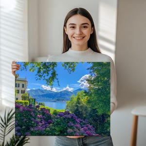 Haus mit Seeblick unter lila Blumen Wandkunst, Leinwand Wandkunst, große Wandbehang, klassische Leinwand Kunst, Wohnkultur Leinwand
