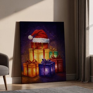 Può includere: Stampa su tela raffigurante una pila di regali confezionati in vari colori, tra cui arancione, giallo, verde, rosso e viola. Un cappello di Babbo Natale è posto sopra la pila. L'opera d'arte ha uno stile pittorico con uno sfondo scuro e strutturato.