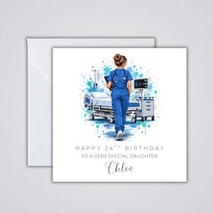 Könnte beinhalten: Eine quadratische Grußkarte mit einer medizinischen Fachkraft in blauer Arbeitskleidung und Stethoskop vor einem Krankenhausbett und Monitor. Der Text lautet: HAPPY 24TH BIRTHDAY TO A VERY SPECIAL DAUGHTER Chloe, vor blauen Aquarellspritzern.
