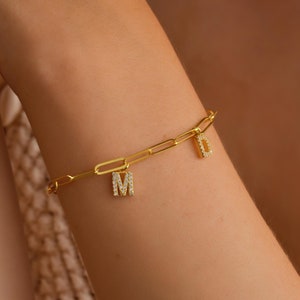 Pulsera con inicial de clip de papel de oro de 14 quilates personalizada • Pulsera con letras de diamantes personalizadas • Pulsera de cadena delicada • Pulsera pavé • Regalo para el día de la madre