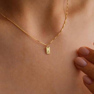 Collar delicado con inicial, colgante con letra grabada personalizada, collar dorado con etiqueta de letra personalizada, regalo para ella, regalo para el día de la madre