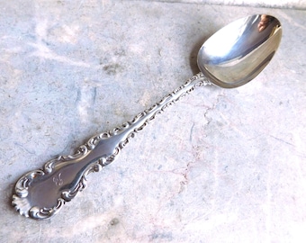 Antyczna łyżka do serwowania z motywem Ludwika XV z 1891 r., srebro próby 925, duża, 8 1/4" R, monogram