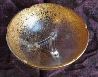 Bol de cristal prensado dorado, de estilo vintage a antiguo, con base y diseño floral. Borde lobulado.