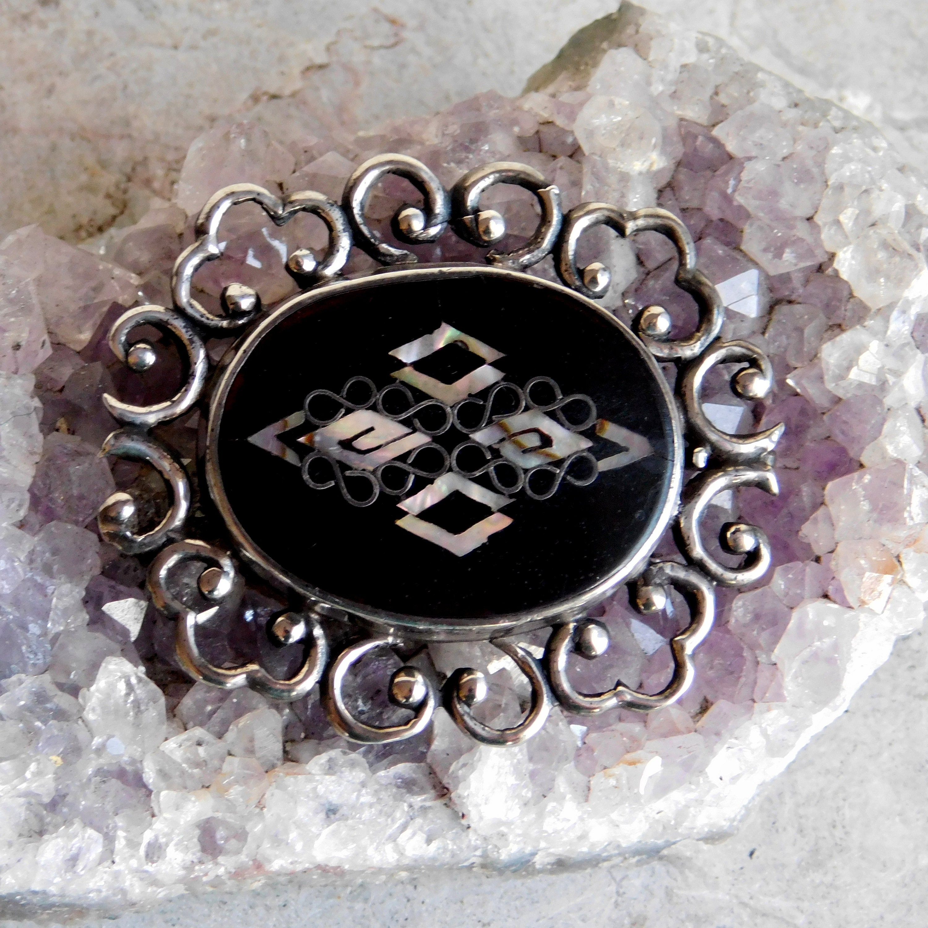 ヴィンテージブローチ　メキシコ グアダラハラ ？ Vintage Mexican Sterling Silver, Onyx & Mother-of-pearl Inlaid