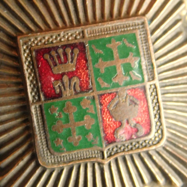 Vintage Heraldic Medallion Pendant Necklace Red/green Enamel, Goldtone