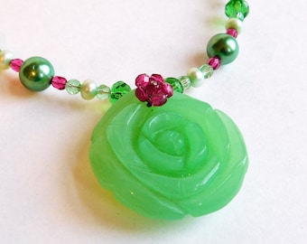 Weinlese Faux geschnitzte Jade Rose Anhänger Halskette - grün und rosa Perlenkette - echte barocken Zuchtperlen - große grüne Glas-Anhänger