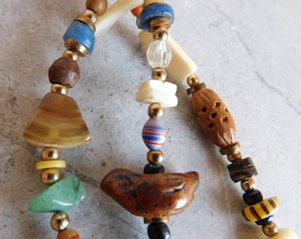 Vintage Kralen Collectie Ketting met Grote Gesneden Cinnabar Focal Bead - Bot, Handgeschilderd Porselein, Kunstglas, Parelmoer, Lange Kwastje