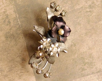 Broche vintage Mid-Century en strass avec fleur noire - sculptural en métal argenté - 1 fausse perle - années 50 - livraison gratuite aux États-Unis