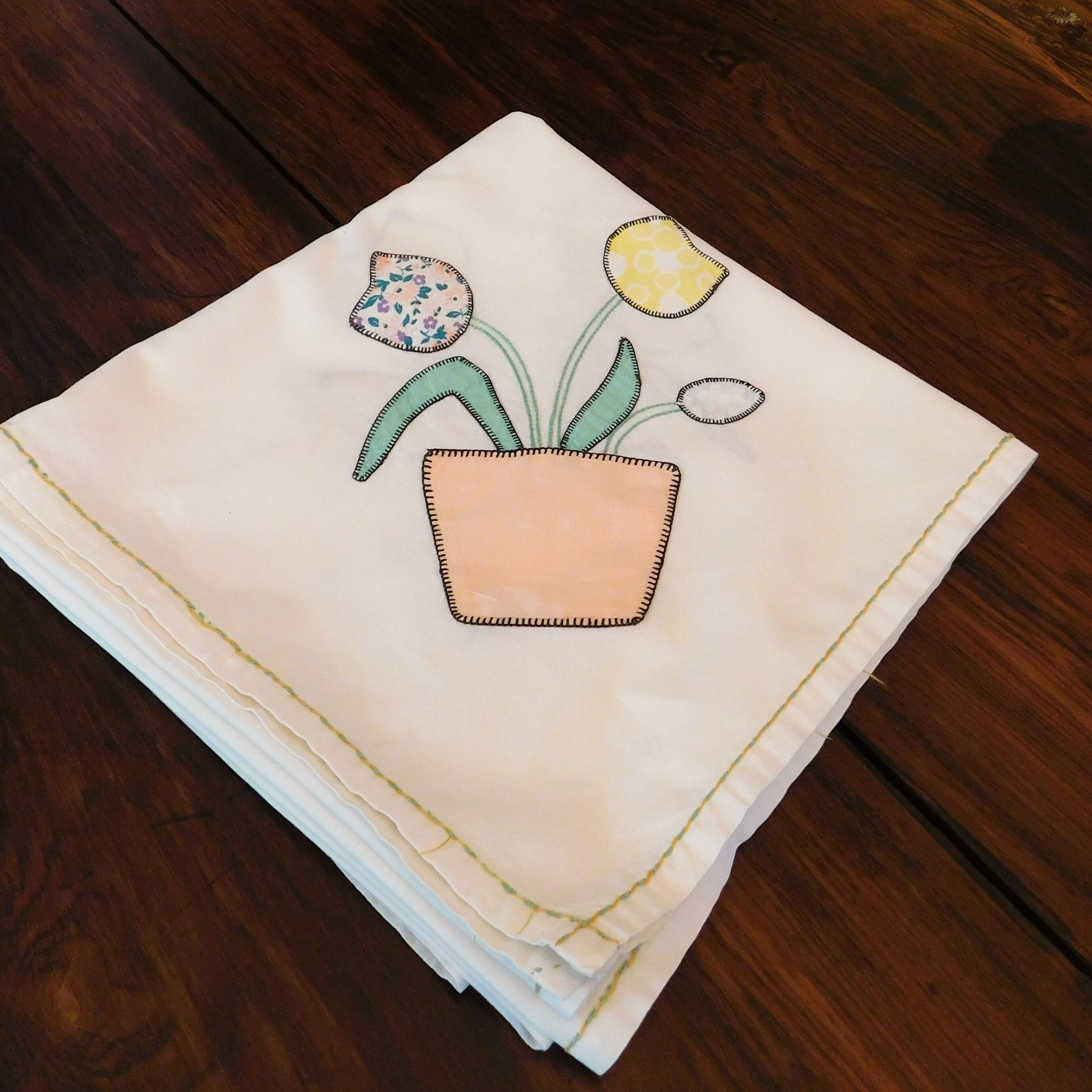 Nappe ancienne en lin brodée de fleurs