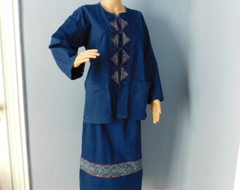 Vintage Hmong Batik Set aus Rock und Bluse oder Jacke - Blauer Denim, blaues und weißes geometrisches Muster - Langer voller Rock, elastische Taille