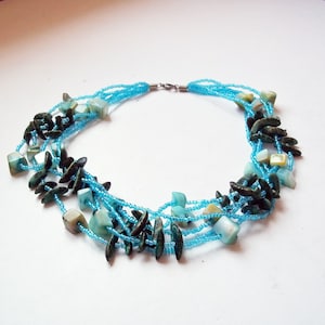Collar vintage de cuentas de vidrio azul y conchas de varias hebras - Collar de playa - Collar bohemio de verano - Conchas teñidas de azul - Collar hippie