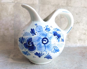 Crémier / petit pichet vintage en bleu de Delft, signé DAI - Fleurs bleues et blanches peintes à la main