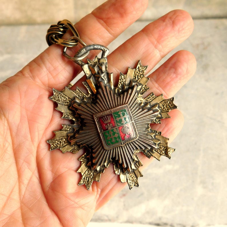 Vintage Heraldic Medallion Pendant Necklace Red/green Enamel, Goldtone